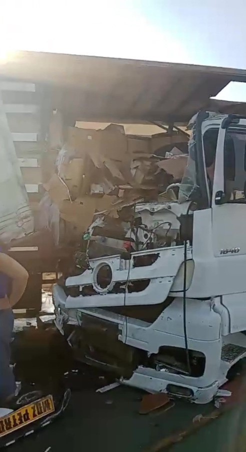 Emniyet şeridindeki tıra başka bir tır çarptı: 2 yaralı