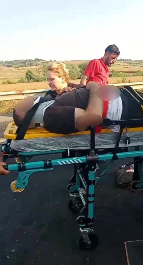 Emniyet şeridindeki tıra başka bir tır çarptı: 2 yaralı