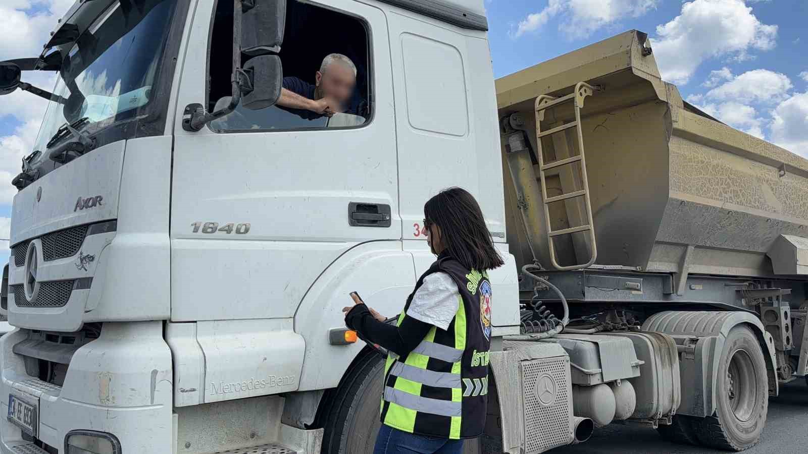 Arnavutköy’de hafriyat kamyonlarına sıkı denetim: 70 sürücü ve araç sahibine 701 bin lira ceza