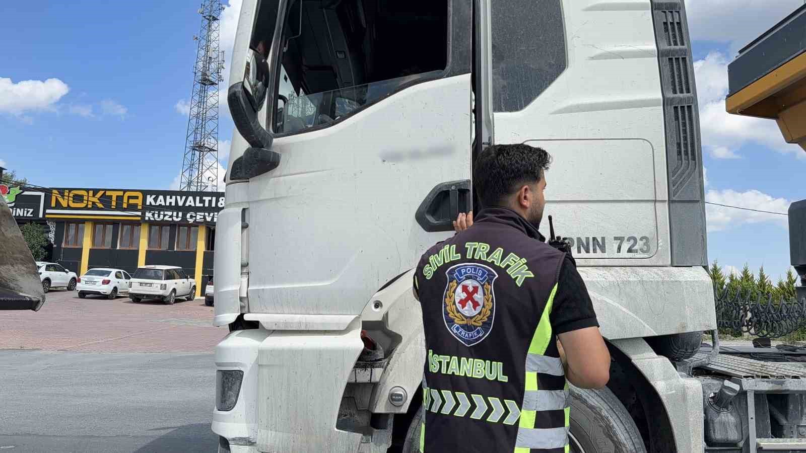 Arnavutköy’de hafriyat kamyonlarına sıkı denetim: 70 sürücü ve araç sahibine 701 bin lira ceza