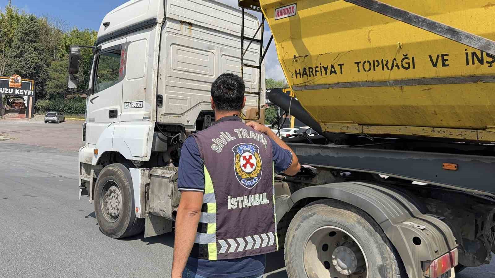 Arnavutköy’de hafriyat kamyonlarına sıkı denetim: 70 sürücü ve araç sahibine 701 bin lira ceza