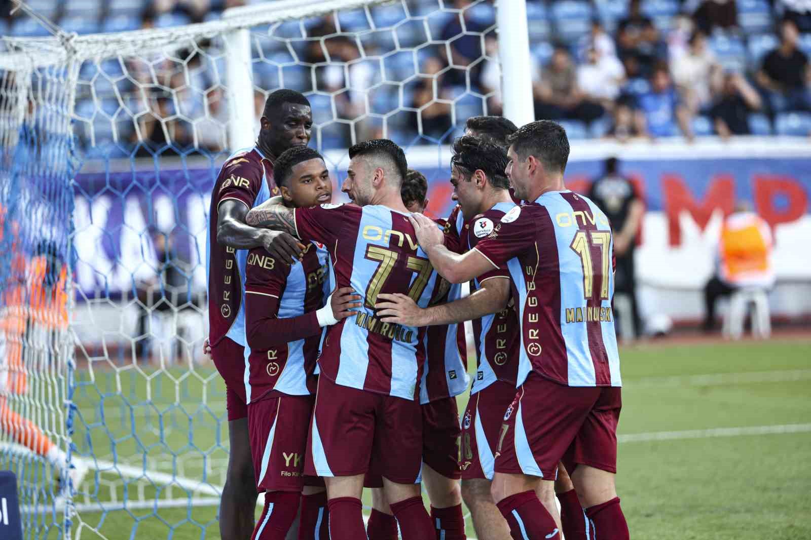 Trendyol Süper Lig: Kasımpaşa: 0 - Trabzonspor: 1 (İlk yarı)