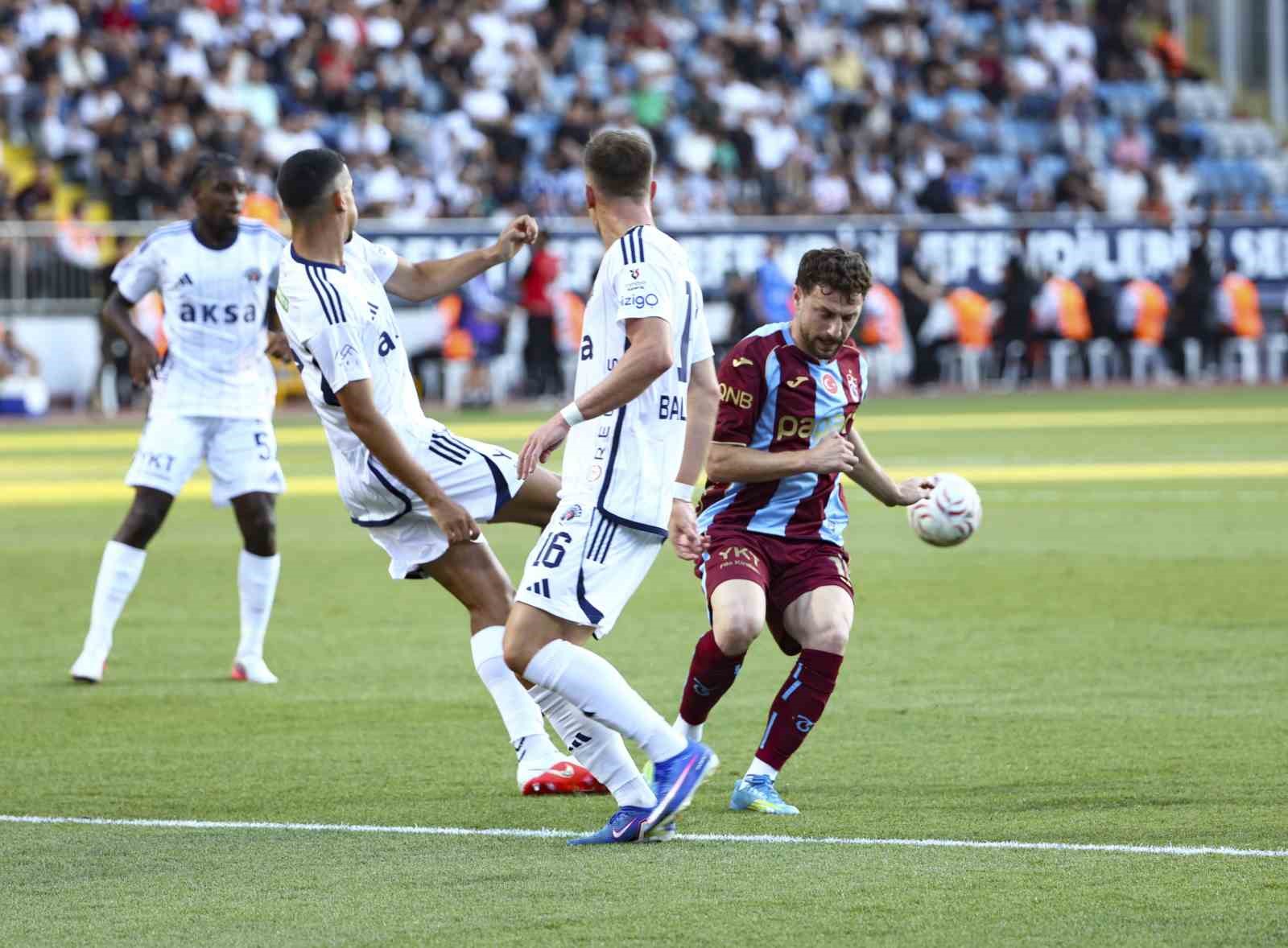 Trendyol Süper Lig: Kasımpaşa: 0 - Trabzonspor: 1 (İlk yarı)