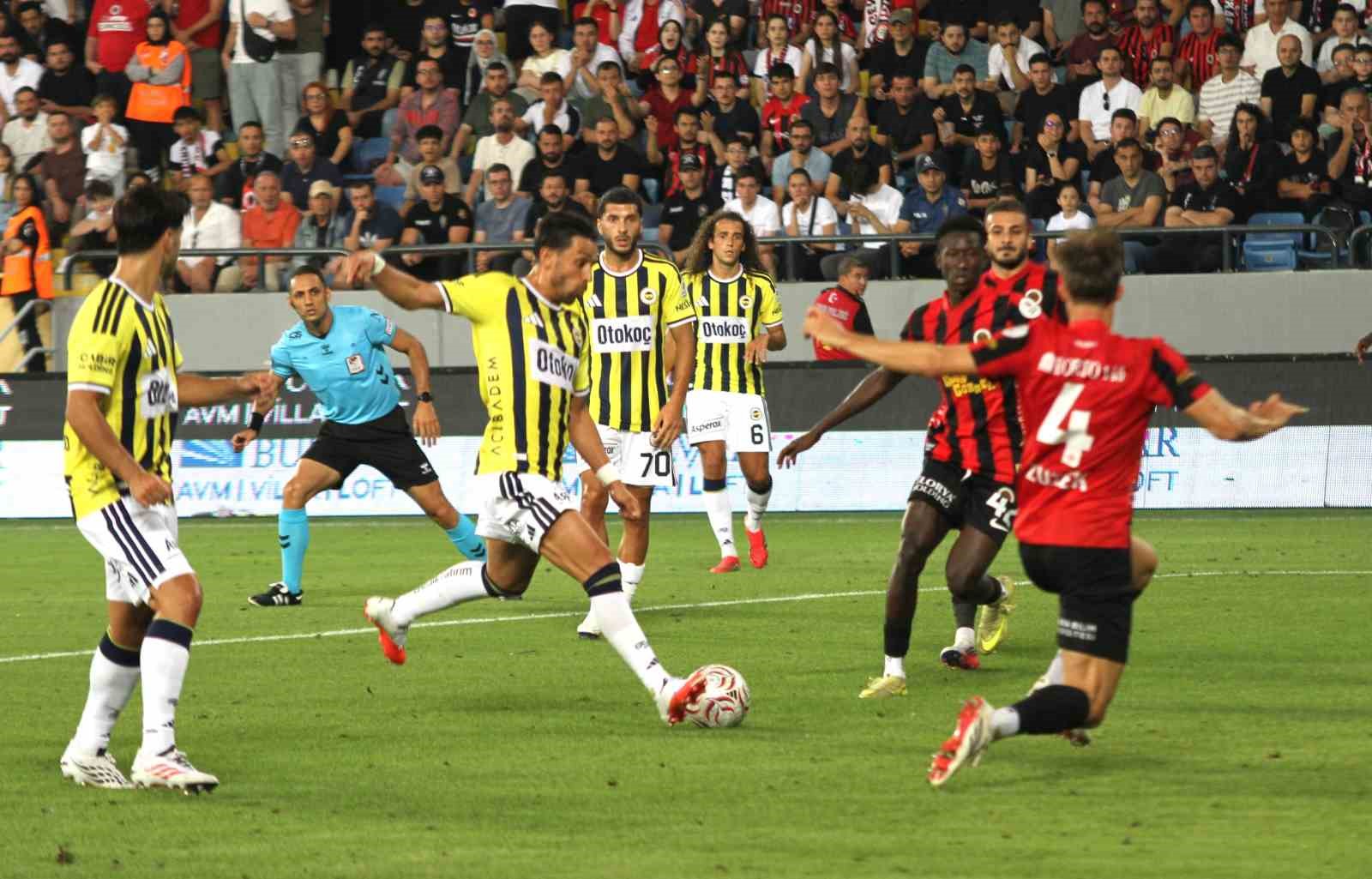 Trendyol Süper Lig: Gençlerbirliği: 1 - Fenerbahçe: 1 (İlk yarı)