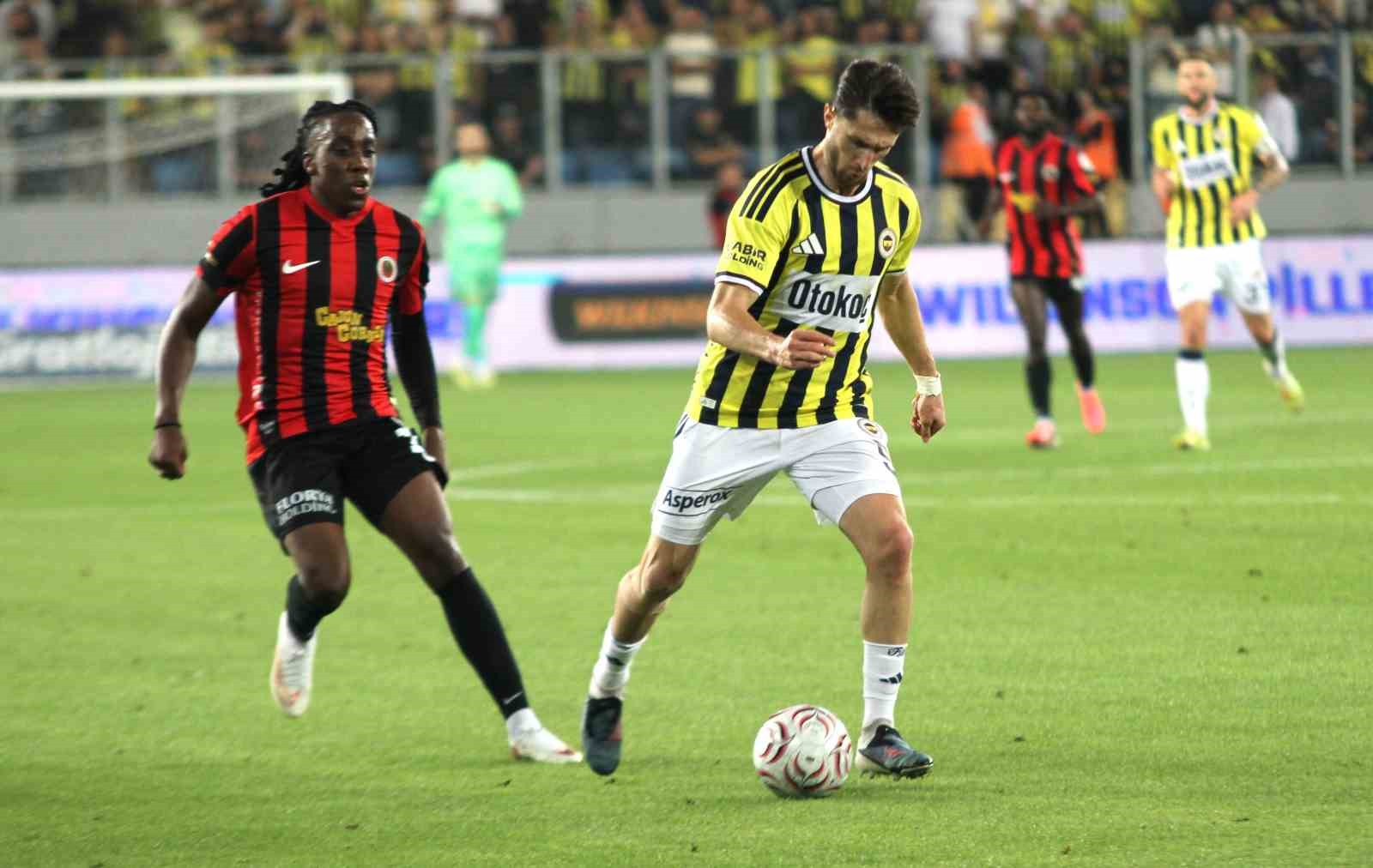 Trendyol Süper Lig: Gençlerbirliği: 1 - Fenerbahçe: 1 (İlk yarı)