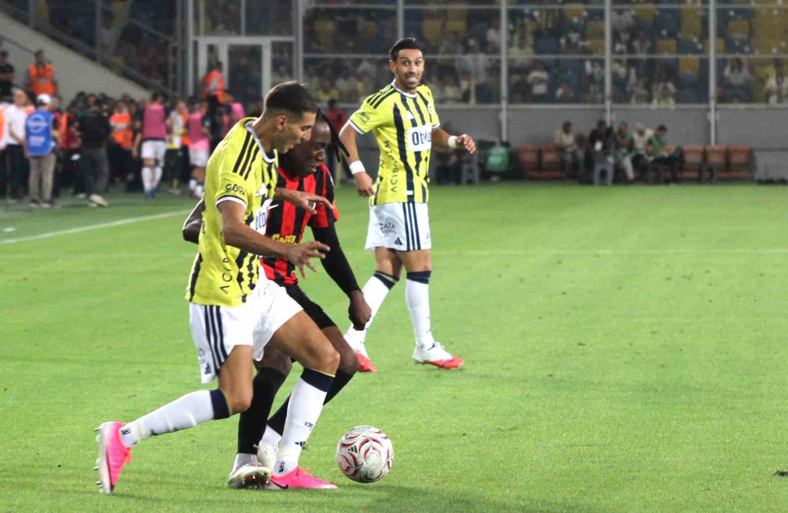 Trendyol Süper Lig: Gençlerbirliği: 1 - Fenerbahçe: 1 (İlk yarı)