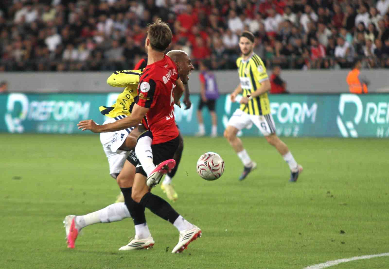 Trendyol Süper Lig: Gençlerbirliği: 1 - Fenerbahçe: 1 (İlk yarı)