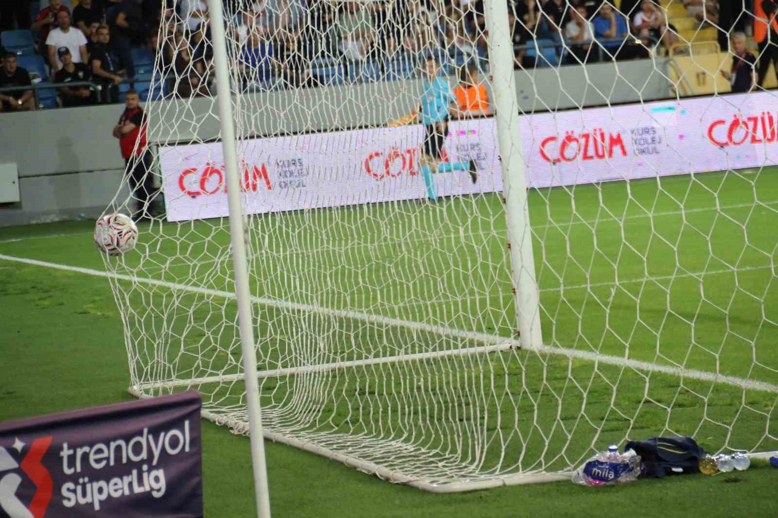 Trendyol Süper Lig: Gençlerbirliği: 1 - Fenerbahçe: 1 (İlk yarı)