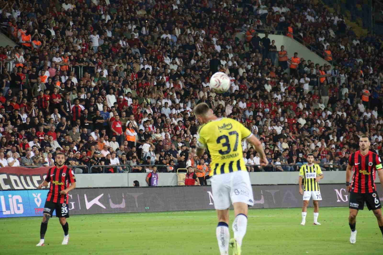 Trendyol Süper Lig: Gençlerbirliği: 1 - Fenerbahçe: 1 (İlk yarı)
