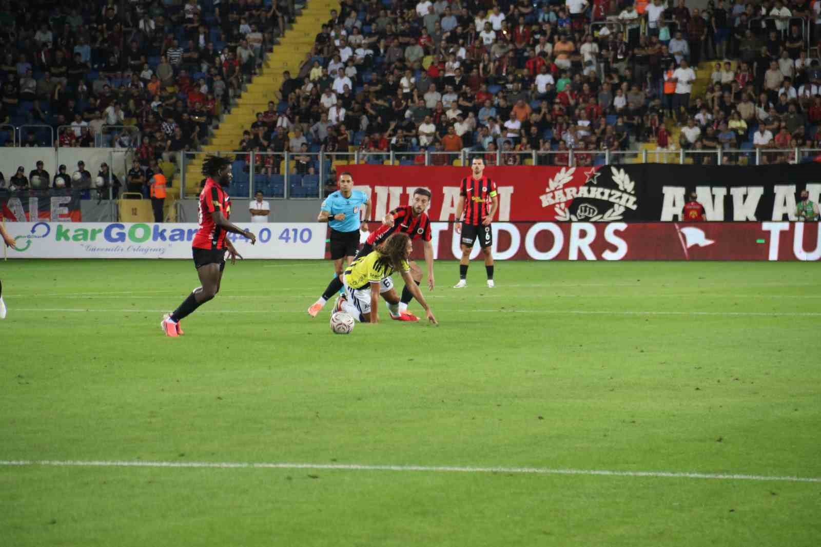 Trendyol Süper Lig: Gençlerbirliği: 1 - Fenerbahçe: 1 (İlk yarı)