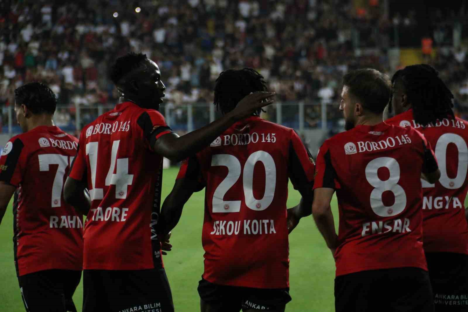 Trendyol Süper Lig: Gençlerbirliği: 1 - Fenerbahçe: 1 (İlk yarı)