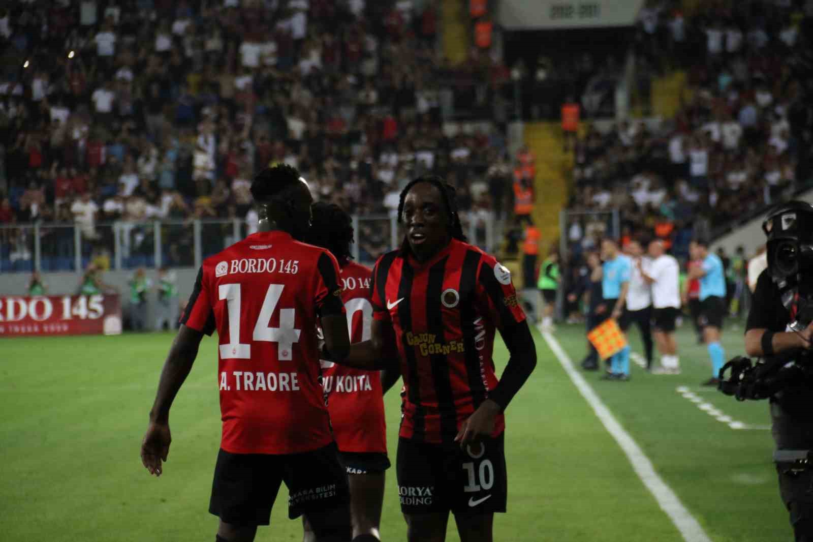 Trendyol Süper Lig: Gençlerbirliği: 1 - Fenerbahçe: 1 (İlk yarı)
