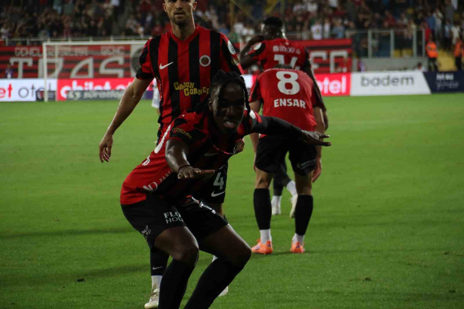 Trendyol Süper Lig: Gençlerbirliği: 1 - Fenerbahçe: 1 (İlk yarı)
