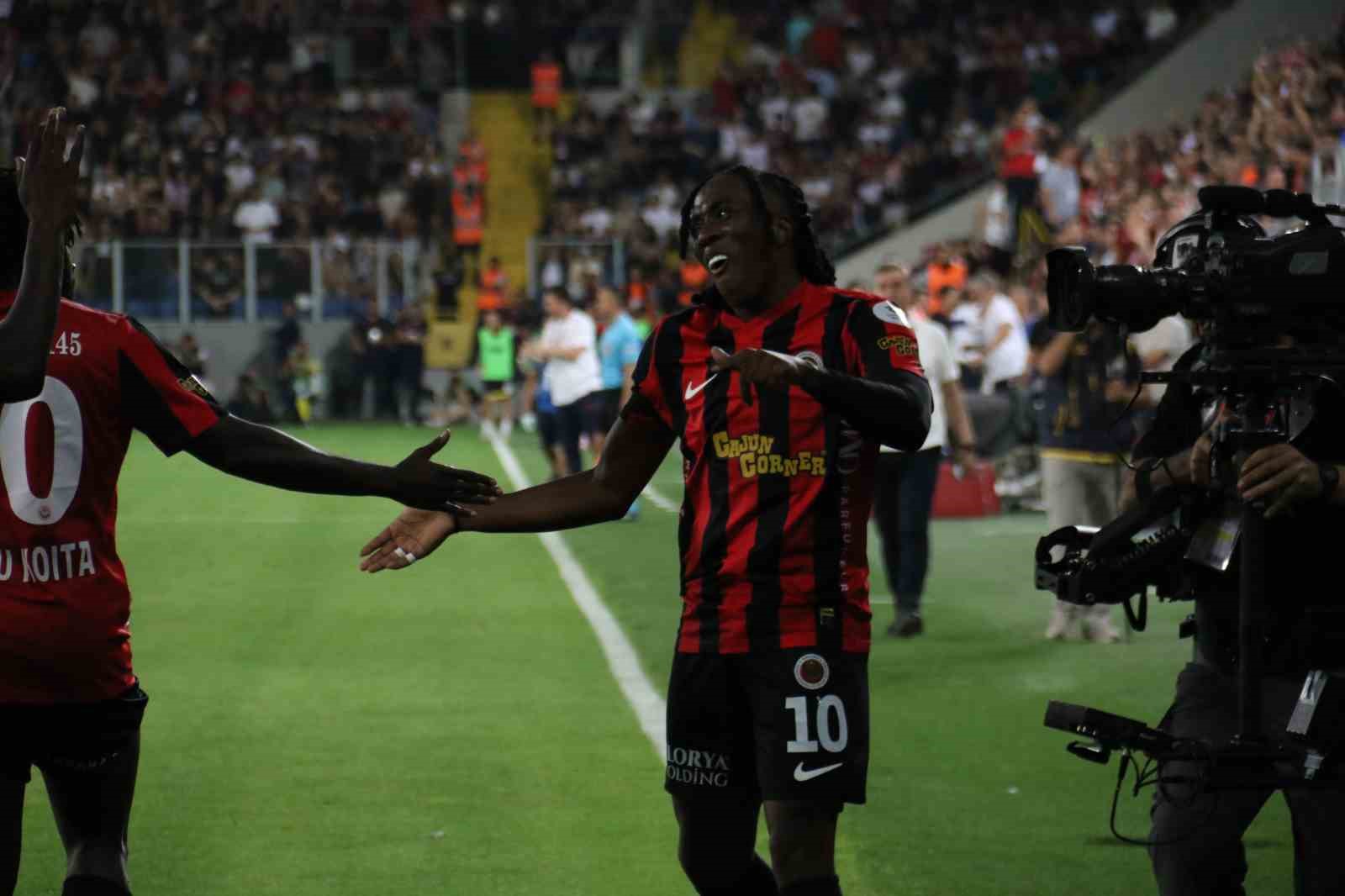 Trendyol Süper Lig: Gençlerbirliği: 1 - Fenerbahçe: 1 (İlk yarı)