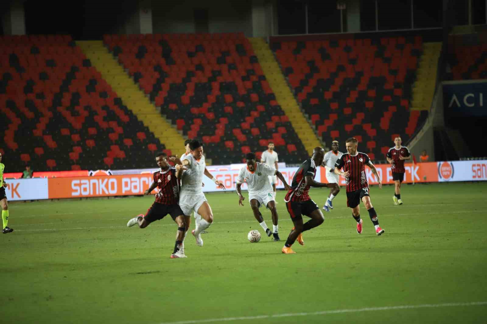 Trendyol Süper Lig: Gaziantep FK: 0 - Alanyaspor: 1 (İlk yarı)