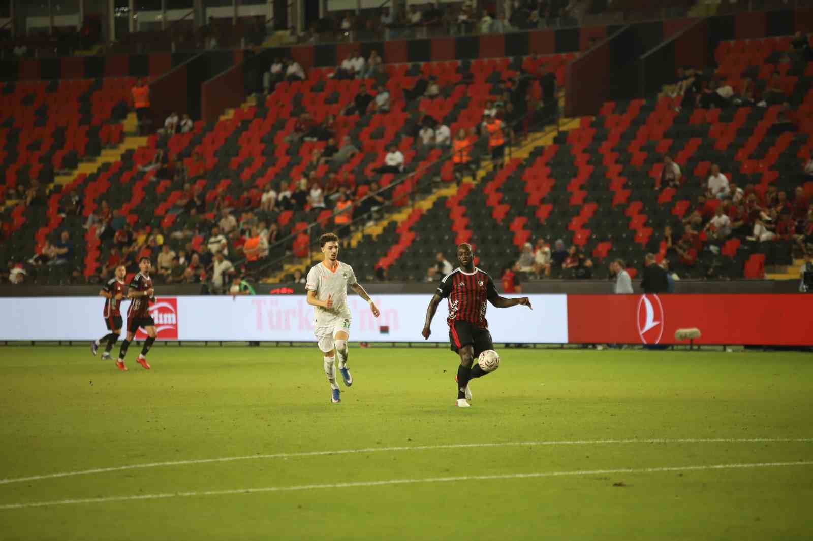 Trendyol Süper Lig: Gaziantep FK: 0 - Alanyaspor: 1 (İlk yarı)
