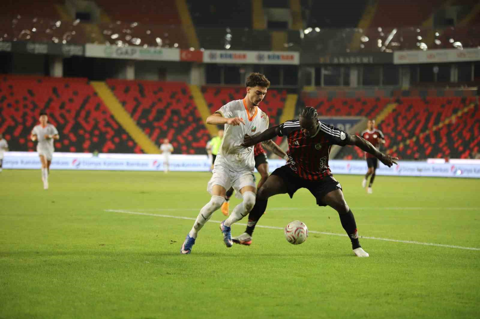 Trendyol Süper Lig: Gaziantep FK: 0 - Alanyaspor: 1 (İlk yarı)