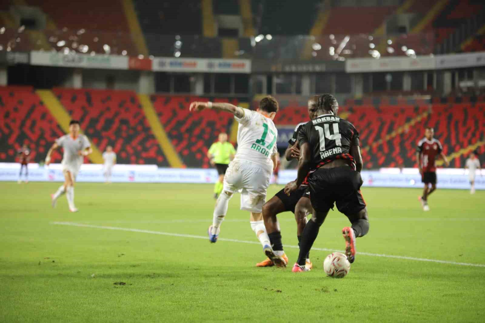 Trendyol Süper Lig: Gaziantep FK: 0 - Alanyaspor: 1 (İlk yarı)