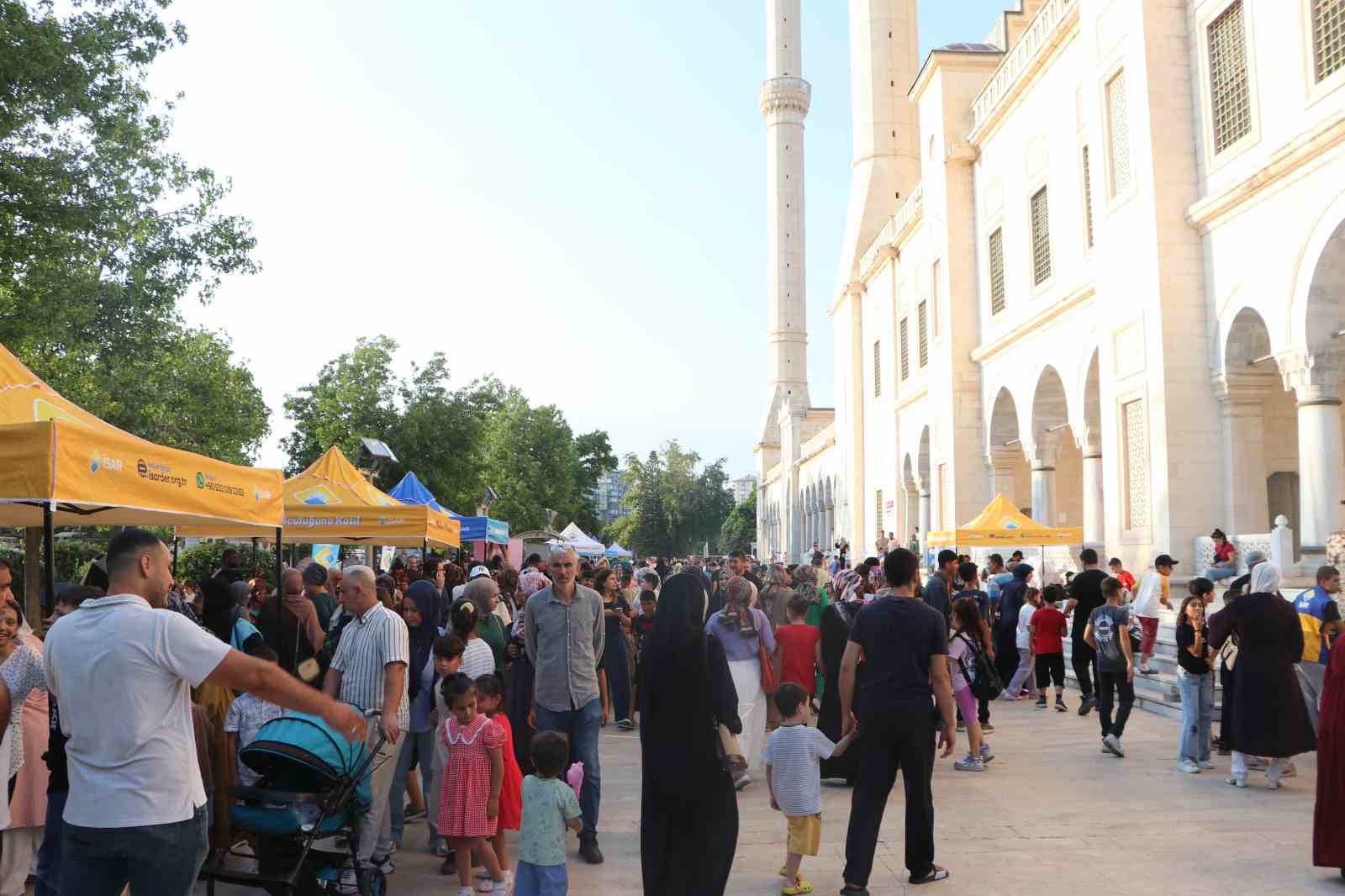 Adana’da cami avlusu çocuklarla renklendi
