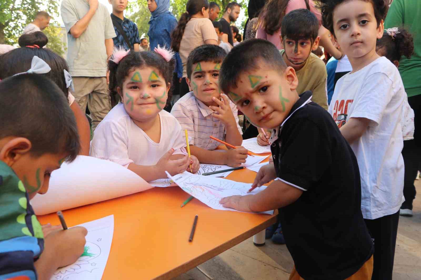 Adana’da cami avlusu çocuklarla renklendi