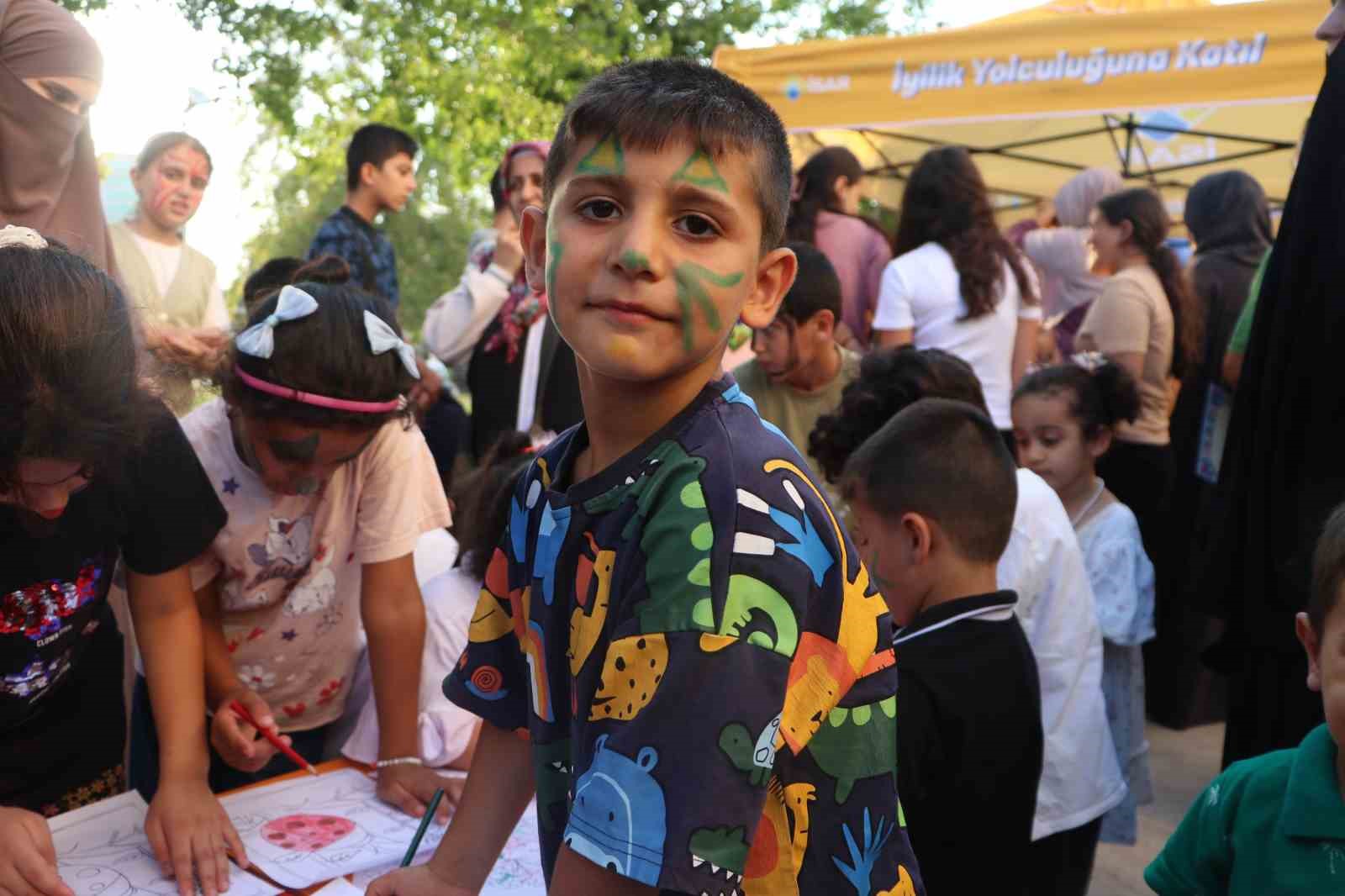 Adana’da cami avlusu çocuklarla renklendi