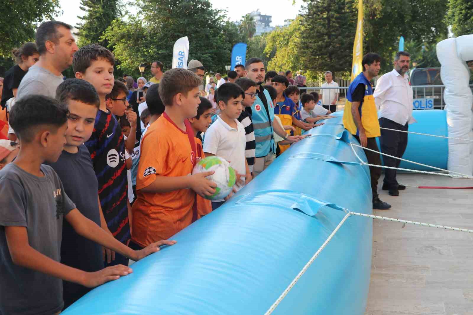 Adana’da cami avlusu çocuklarla renklendi