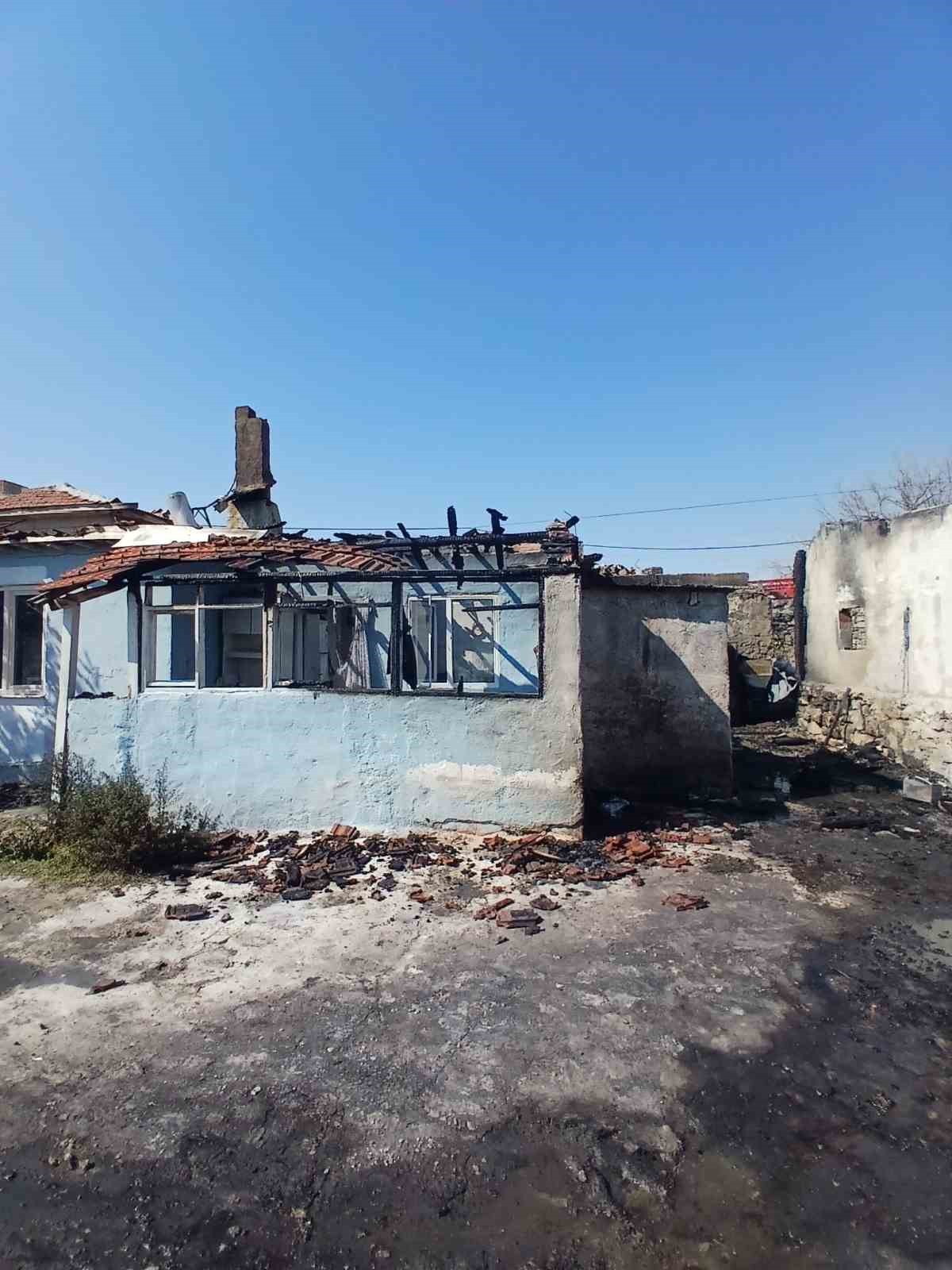 Eskişehir’de müstakil ev çıkan yangında küle döndü