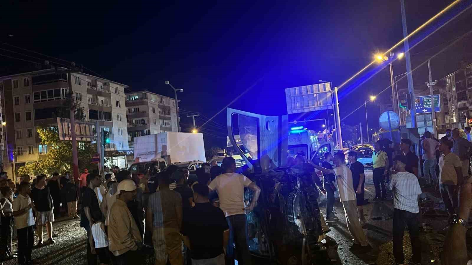 Kırmızı ışık ihlali facia getirdi : 1’i ağır 5 yaralı