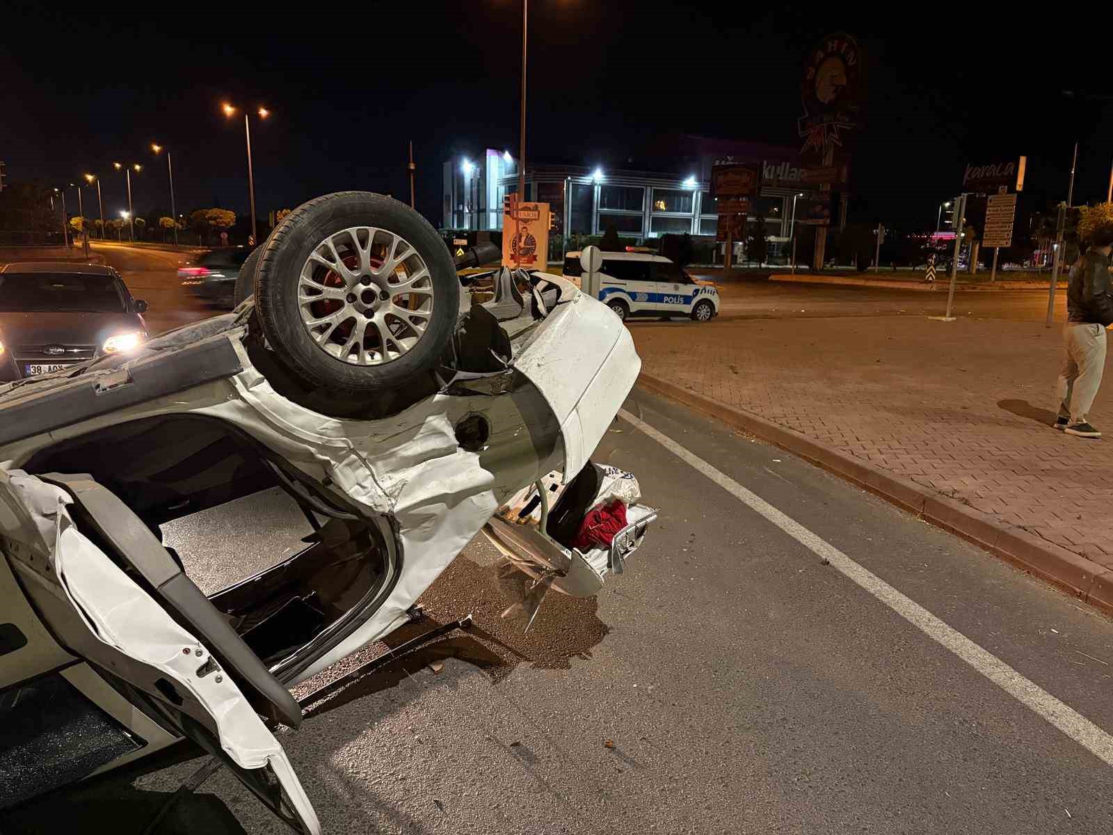 Kamyonla çarpışan otomobil takla attı