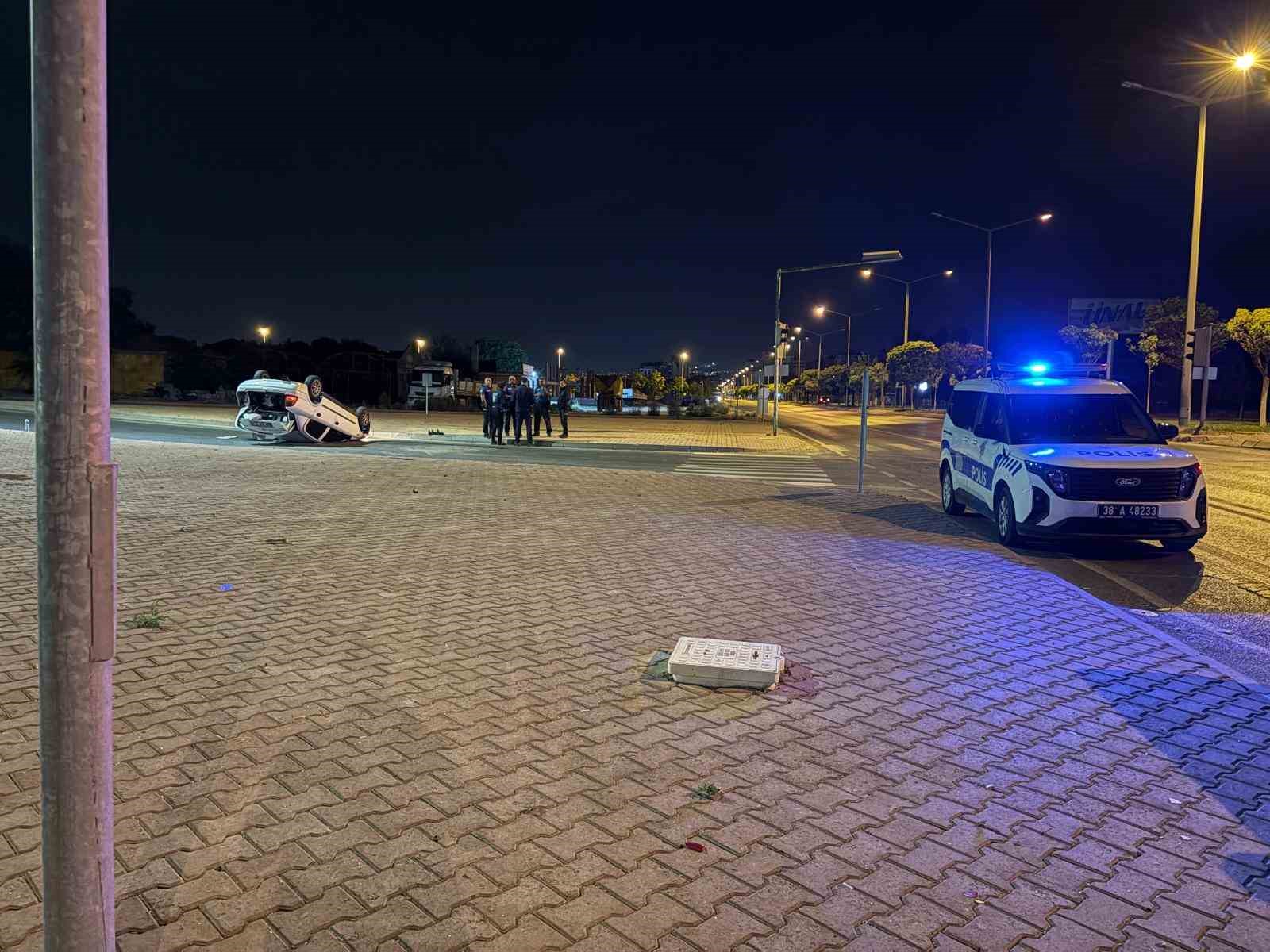 Kamyonla çarpışan otomobil takla attı