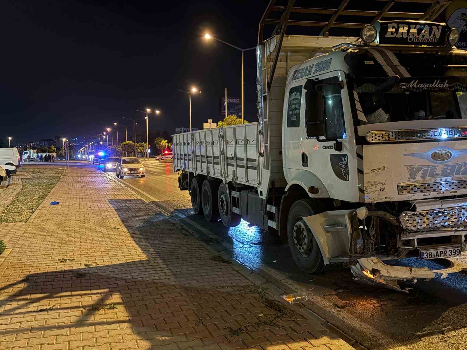 Kamyonla çarpışan otomobil takla attı
