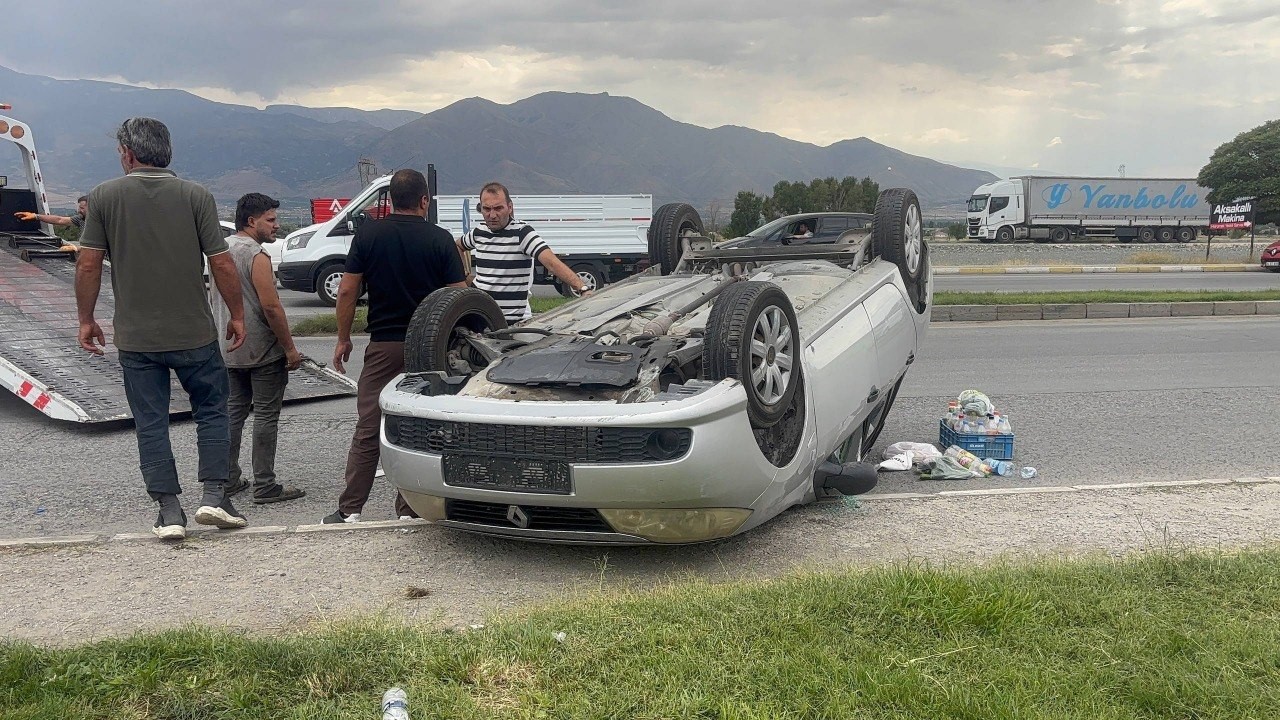 Erzincan’da otomobil takla attı: 2 yaralı