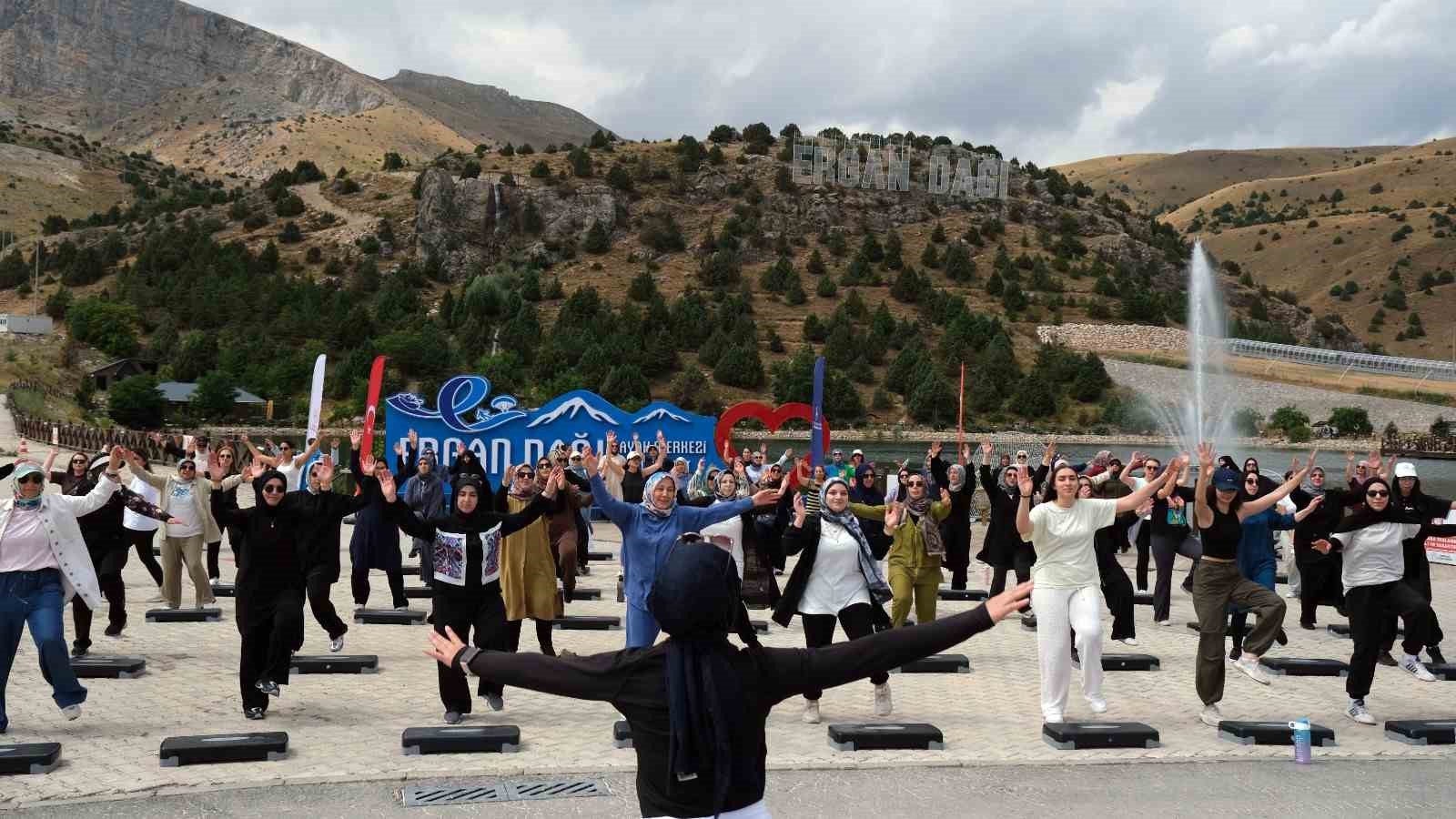 Erzincanlı kadınlar Ergan Dağı’nda step aerobikle buluştu