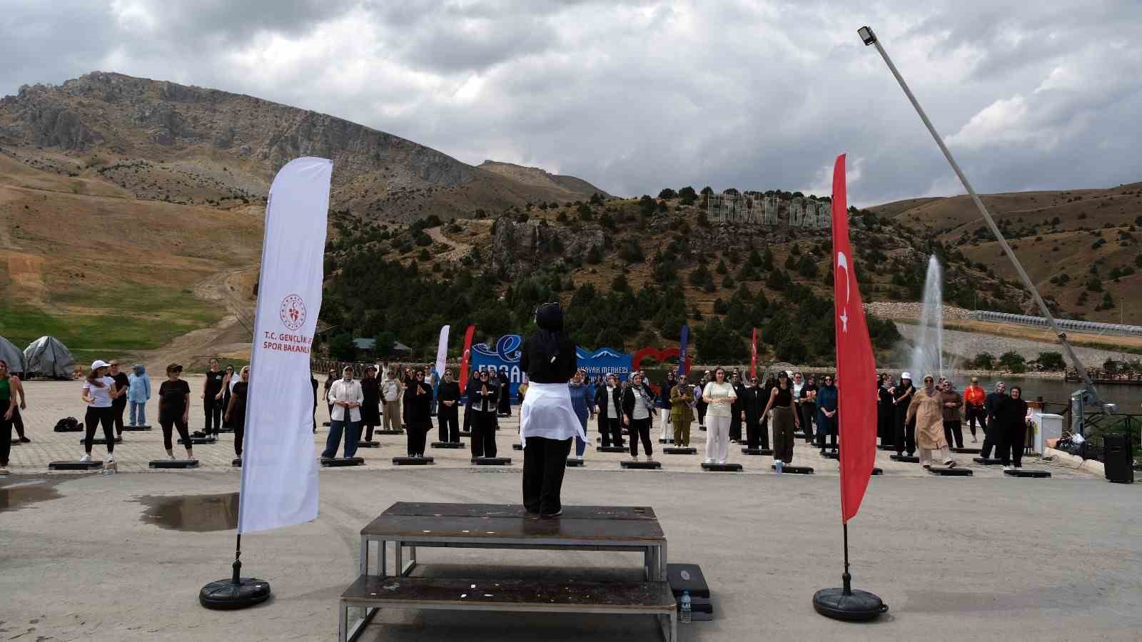 Erzincanlı kadınlar Ergan Dağı’nda step aerobikle buluştu