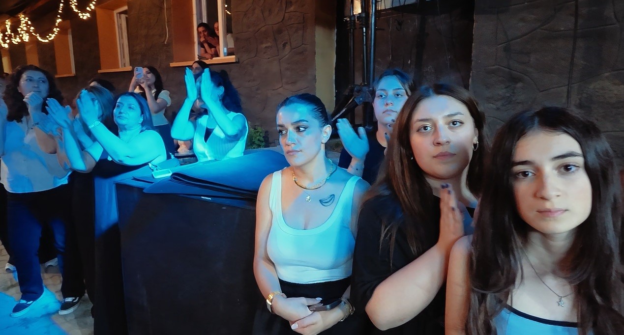 Çilek, böğürtlen, türkü ve halay! Tatlısu’da festival coşkusu