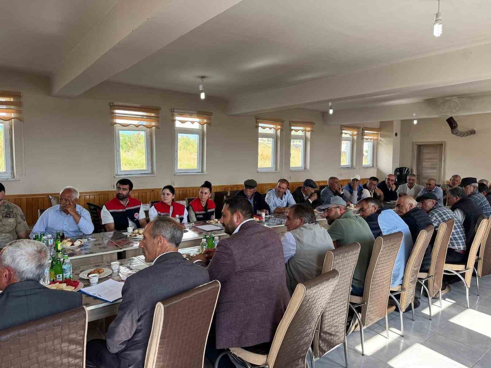 Arpaçay Kaymakamı Güvenç, köy ziyaretlerinde vatandaşların taleplerini dinledi