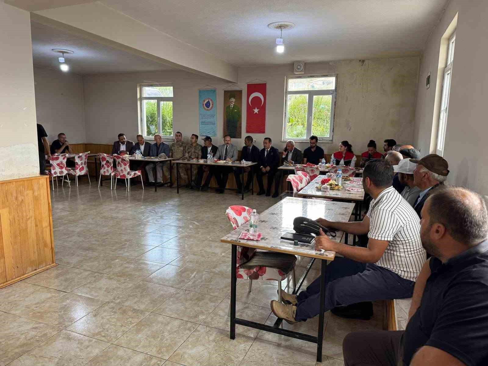 Arpaçay Kaymakamı Güvenç, köy ziyaretlerinde vatandaşların taleplerini dinledi
