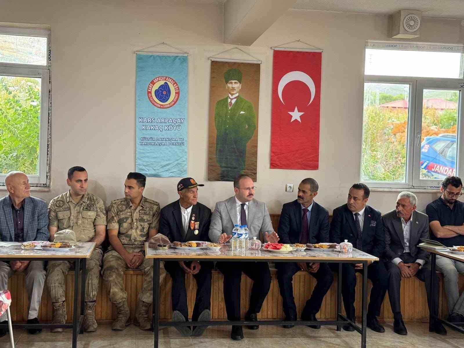Arpaçay Kaymakamı Güvenç, köy ziyaretlerinde vatandaşların taleplerini dinledi