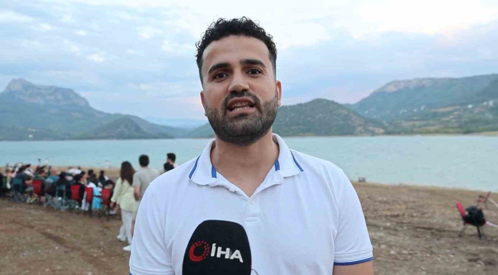 Londra’dan Kozan’a uzanan fikir, yüzlerce kişiyi açık hava sinemasında buluşturdu
