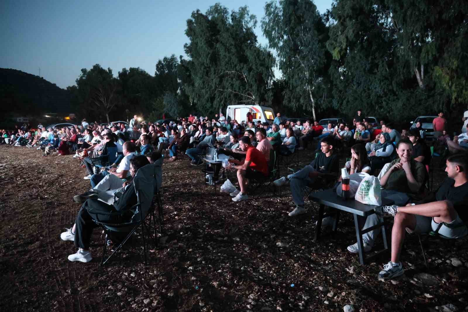 Londra’dan Kozan’a uzanan fikir, yüzlerce kişiyi açık hava sinemasında buluşturdu