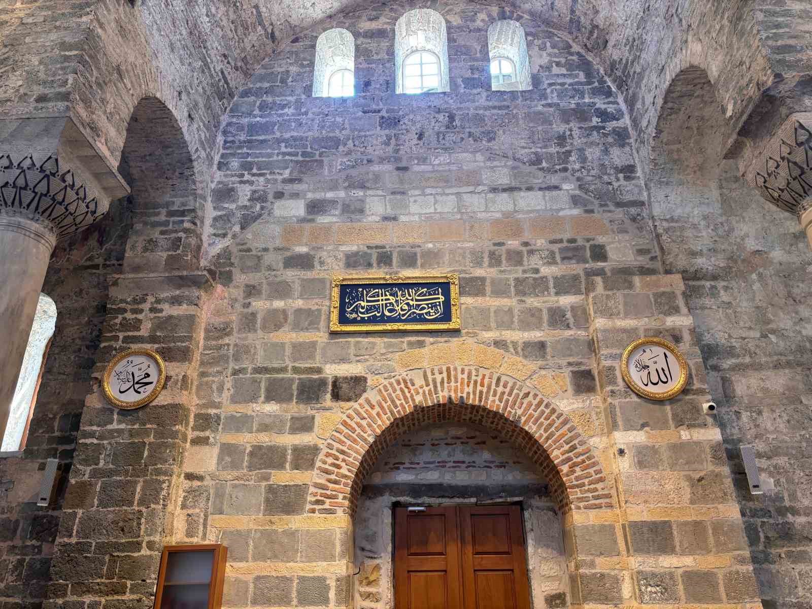 Trabzon Ayasofya hat yazıları ile bezendi