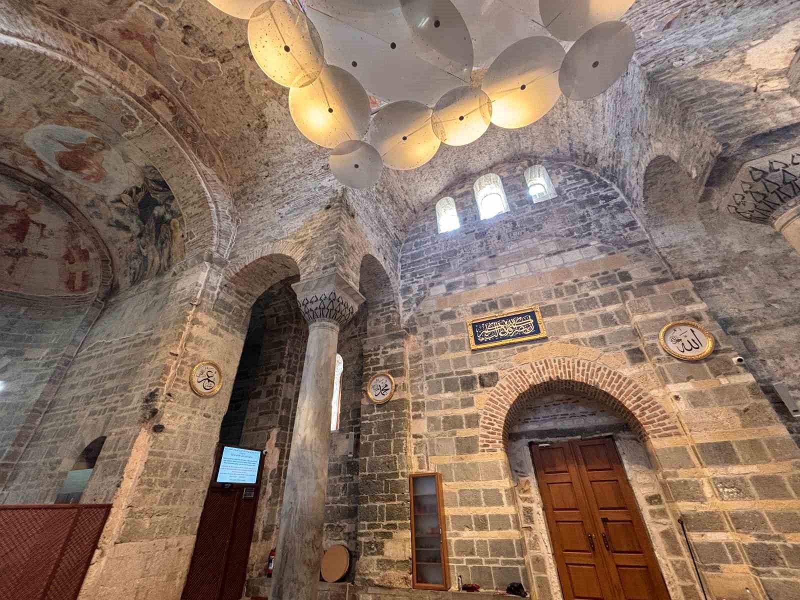 Trabzon Ayasofya hat yazıları ile bezendi