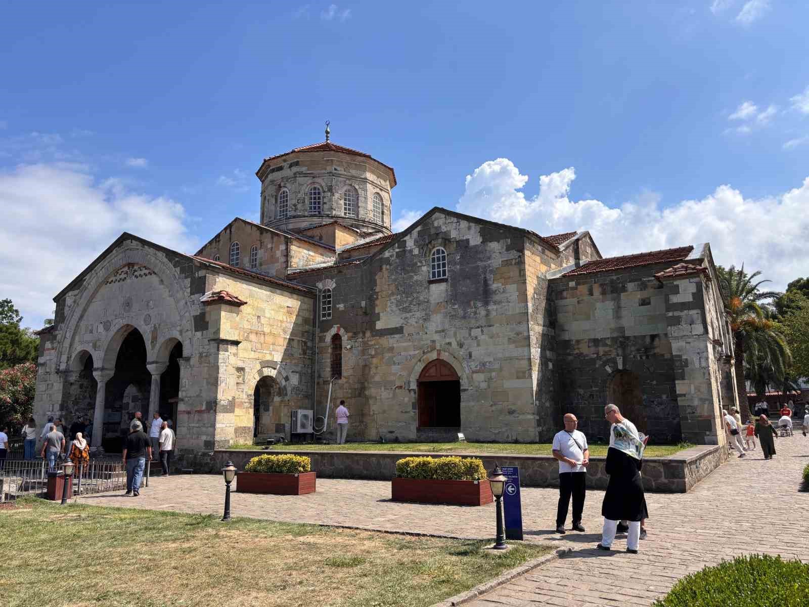 Trabzon Ayasofya hat yazıları ile bezendi