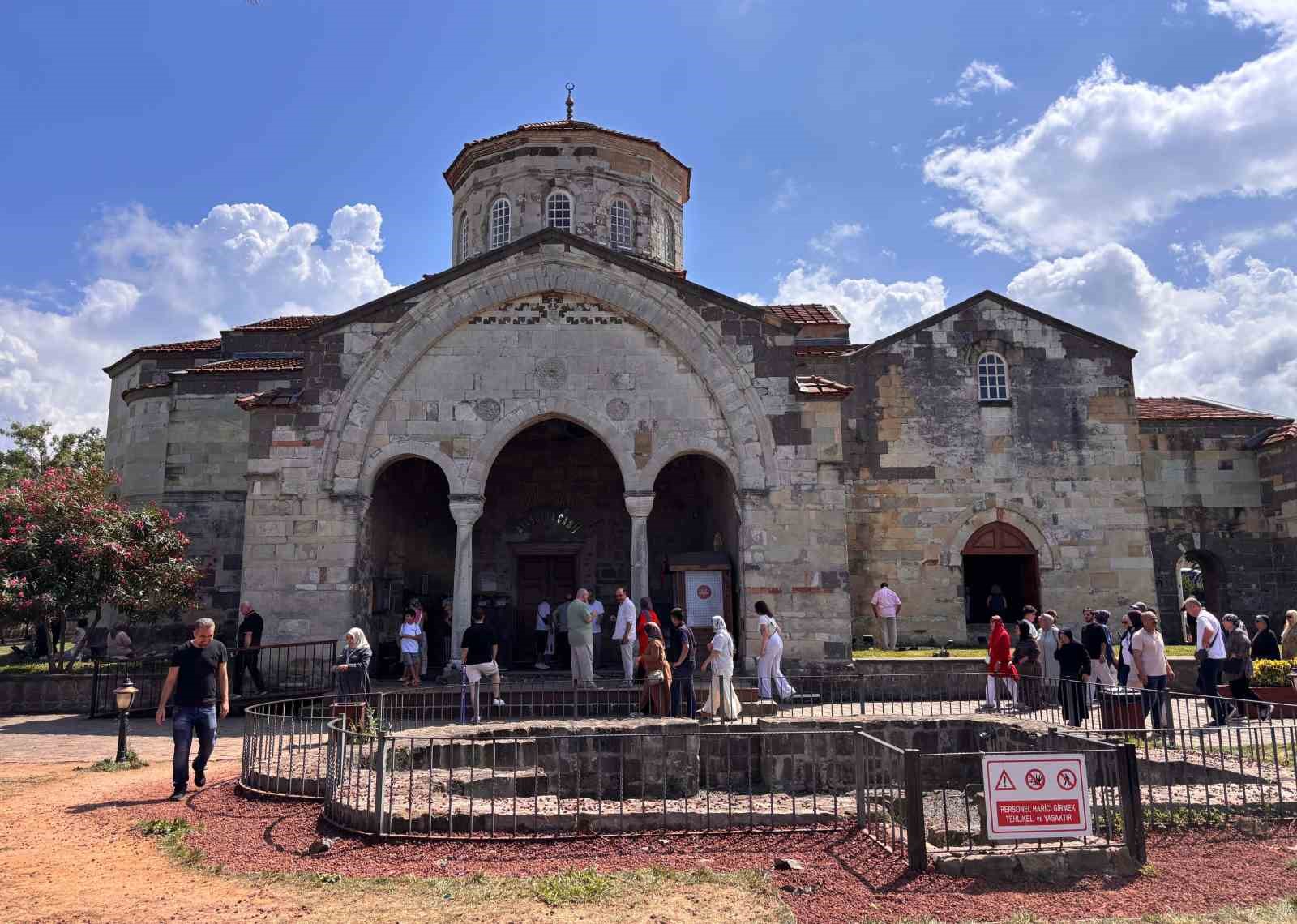 Trabzon Ayasofya hat yazıları ile bezendi