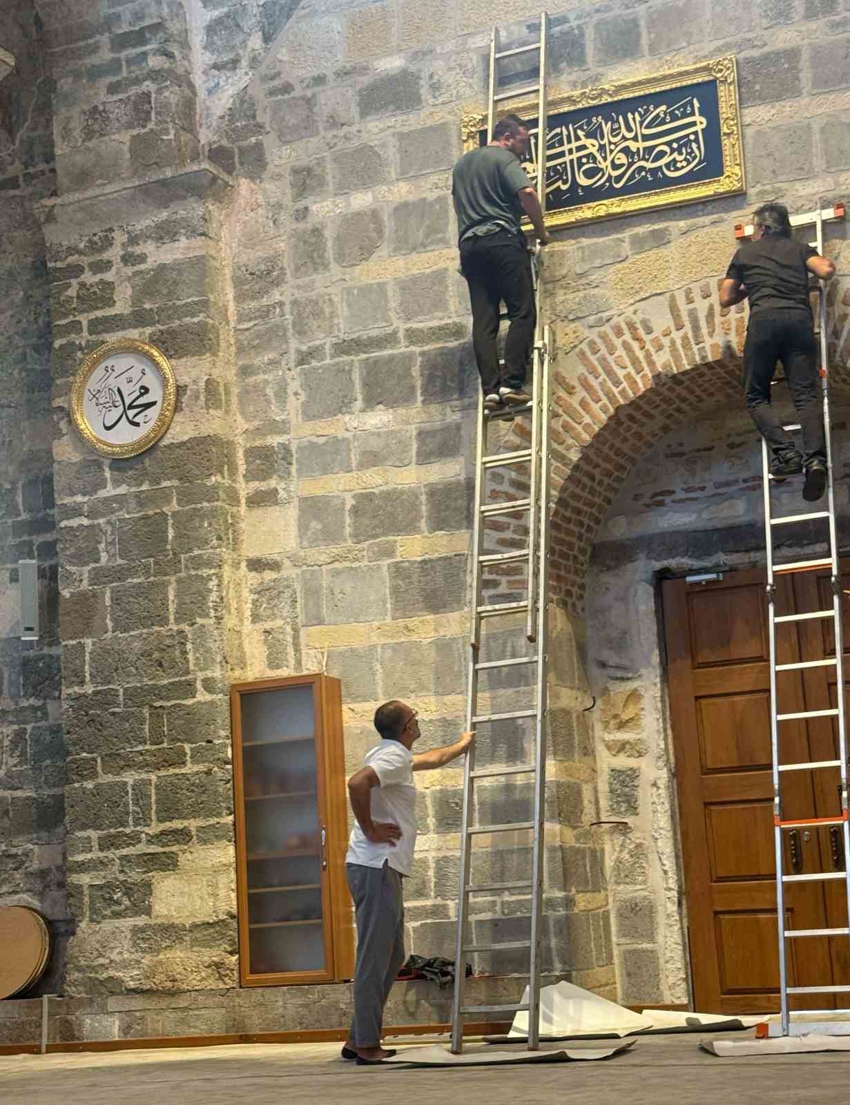 Trabzon Ayasofya hat yazıları ile bezendi