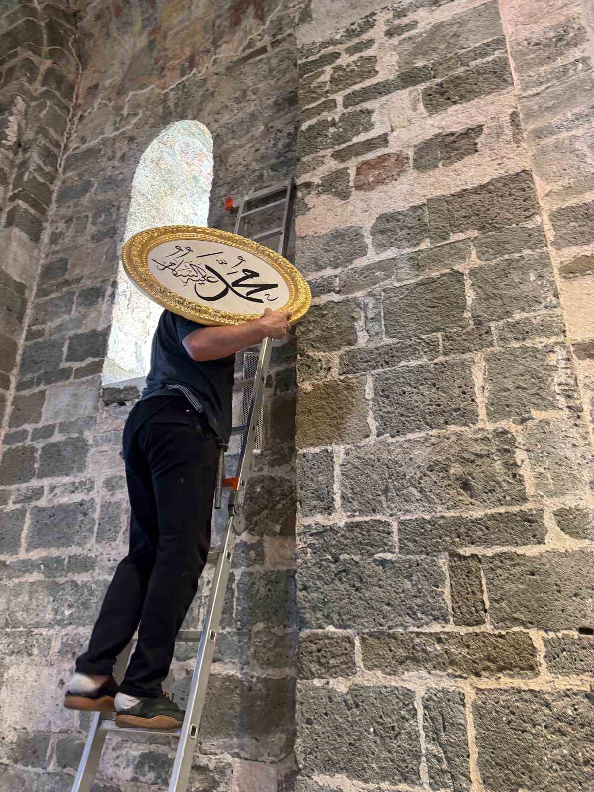 Trabzon Ayasofya hat yazıları ile bezendi