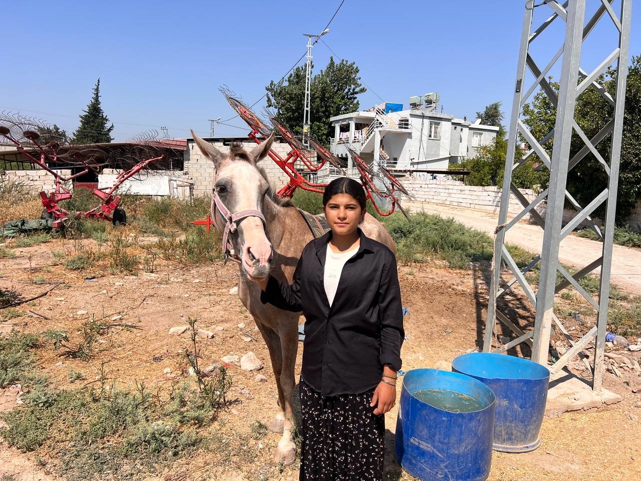 Babasına destek çıkmak için keçi besleyip hayvan ticareti yapmaya başladı