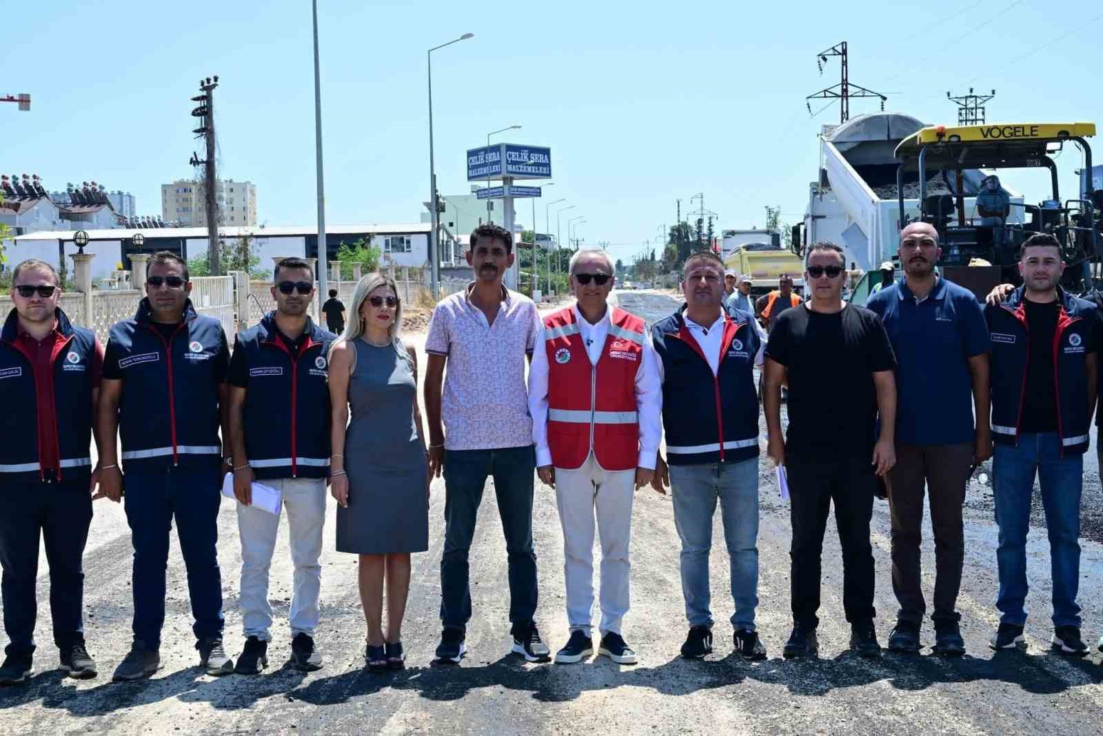 Altınova’da 4 mahalleyi birbirine bağlayan caddeye sıcak asfalt