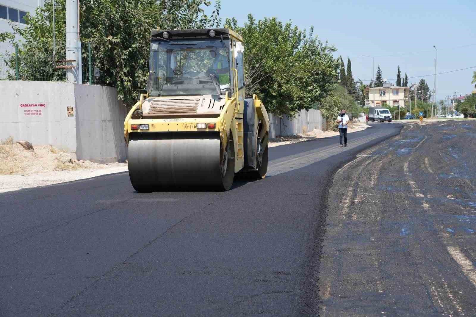 Altınova’da 4 mahalleyi birbirine bağlayan caddeye sıcak asfalt