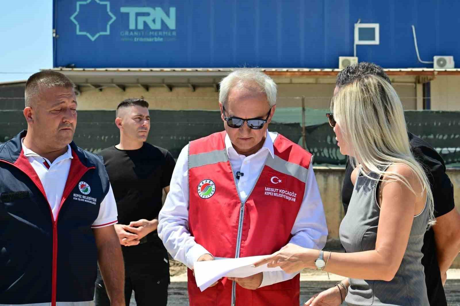Altınova’da 4 mahalleyi birbirine bağlayan caddeye sıcak asfalt